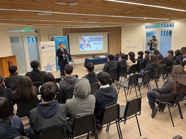 Un gran número de alumnas y alumnos se dio cita en el auditorio del liceo "Jorge Teillier".