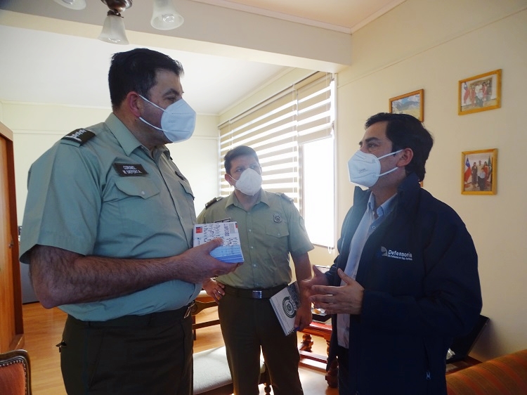 El prefecto de Carabineros de Antofagasta, Walter Siefert, agradeció al Defensor Regional (S) el material gráfico entregado.