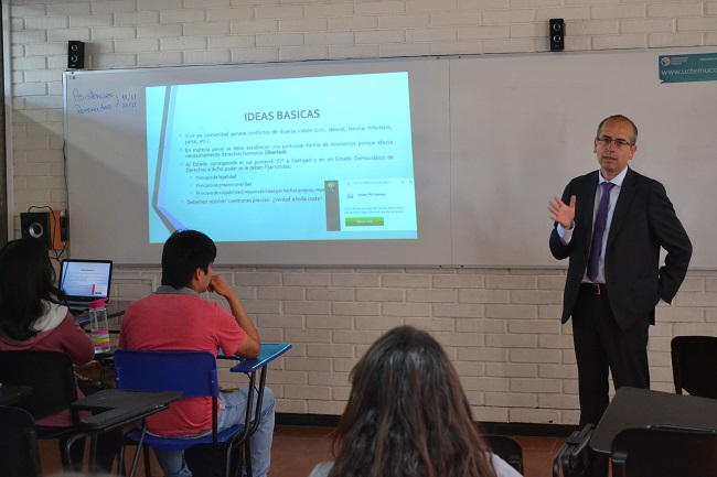 El Defensor Regional conversa con alumnos del curso de "Derechos Humanos" en la UC de Temuco.