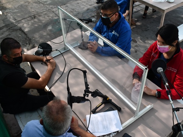 Las autoridades de Tarapacá en la mesa de transmisión radial desde donde se emitió el programa especial por el Día de la Mujer.