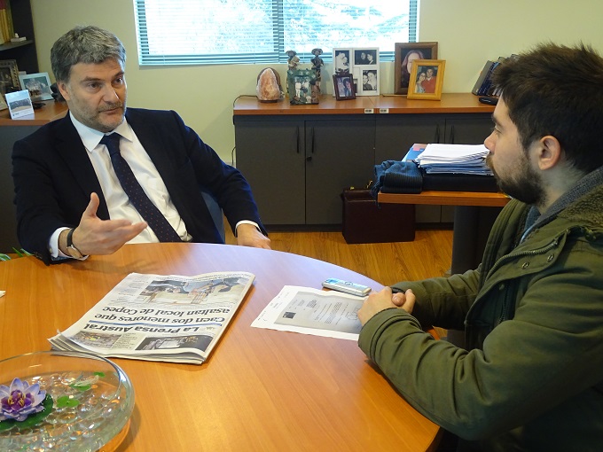 El Defensor Nacional y el periodista del diario El Magallanes durante la entrevista. 