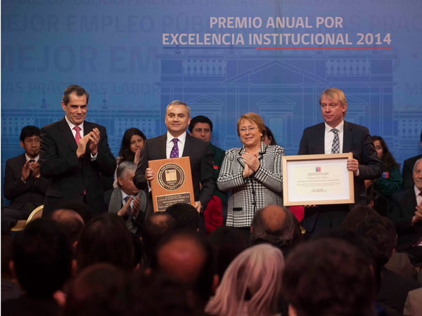 De manos de la Presidenta Bachelet y del director del Servicio Civil, recibieron el premio el Defensor Nacional y el presidente de ADEF.