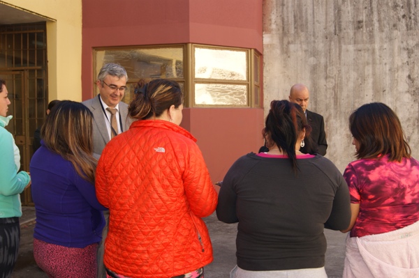 (Imagen de archivo) El Defensor Regional, Luis Soto, y el jefe Estudios, Pablo Ardouin, en diálogo con mujeres internas en el penal de Valdivia.