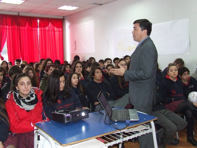 Cristian Hinostroza durante la charla en el Colegio Chileno Norteamericano.