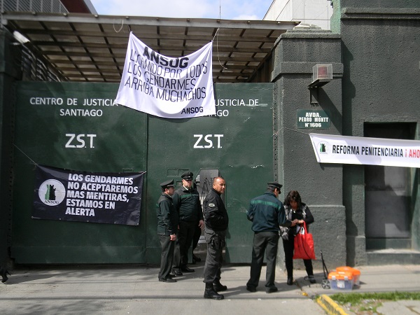 Esta era la situación de esta mañana en el acceso a la Zona de Seguridad y Tránsito (ZST) del Centro de Justicia de Santiago.