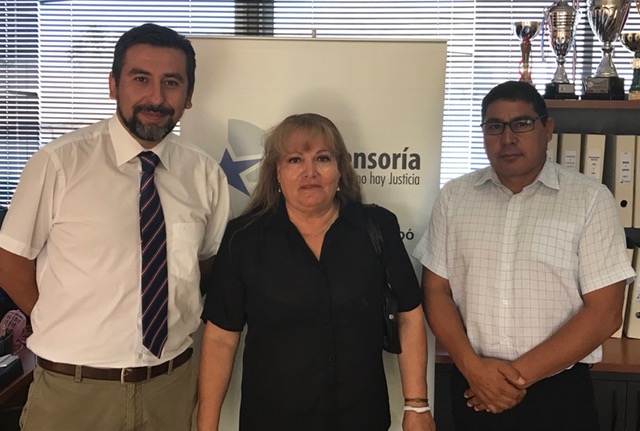 El jefe (s) de estudios, Boris Hrzic, y su asistente, Cristian Villalobos, reciben los agradecimientos de la señora Elba Mercado.