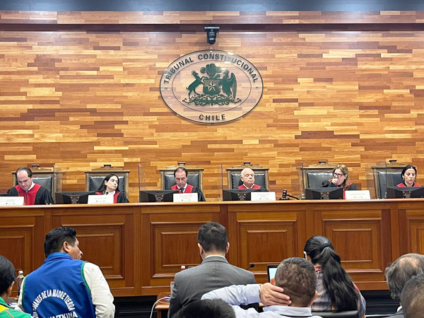 Los jueces de la Corte Interamericana sesionando en el Tribunal Constitucional, con la asistencia de las y los defensores públicos interamericanos.