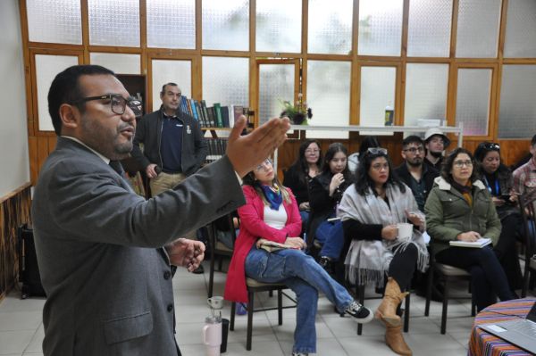 el abogado y defensor p&uacute;blico Gabriel Apaza expuso ante equipos RPA sobre defensa juvenil con enfoque intercultural.