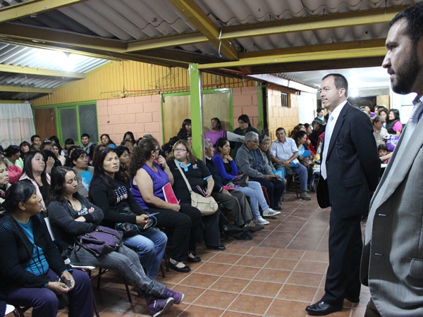 El Defensor Regional de Arica y Parinacota, Claudio Galvez Giordano, junto al defensor público Antonio Reveau en la cuenta participativa regional.