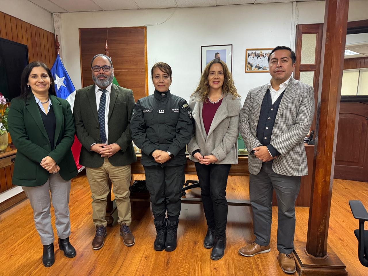 Los Defensores Metropolitanos Daniela Báez y Crhistian Basualto, junto a sus jefes de Estudios y a la directora Regional de Gendarmería.