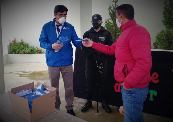 El Defensor Regional, Claudio Aspe, entregó las mascarillas a los internos 'monitores Covid' de sus respectivos módulos..