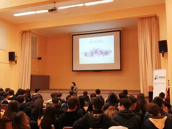 La charla de la defensora pública juvenil Nolvia Collao fue seguida con atención por más de 80 estudiantes.