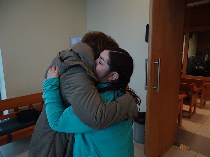 Defensora Regional e imputada se fundieron en un emotivo abrazo tras la absolución.