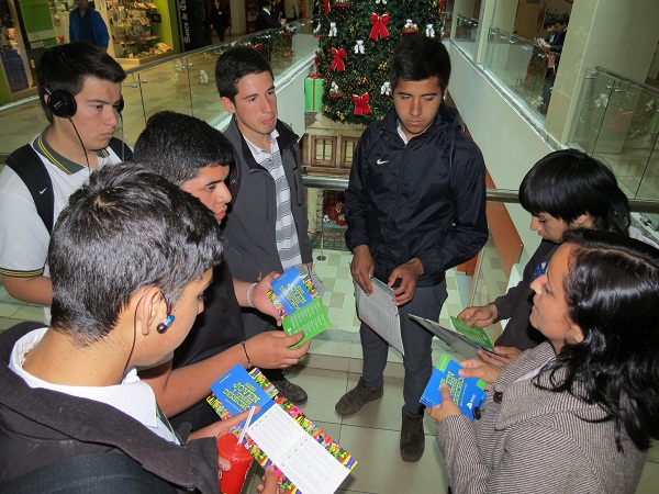 La asistente social Pamela Pantoja entregó material de difusion a jovenes en el mall de Talca. 
