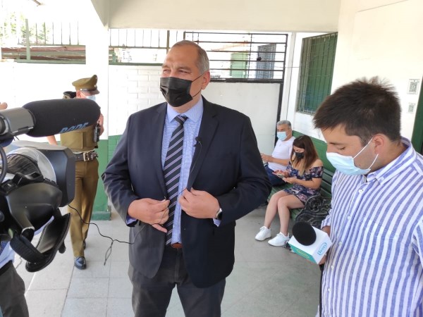 El defensor local jefe de Maipú, Marcelo Aceituno, se entrevistó con el detenido en la comisaría local.