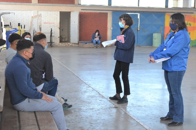 Las profesionales dialogaron con los adolescentes en el gimnasio del CIP de La Serena.
