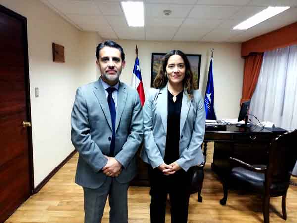La Defensora Regional (s), Daniela Báez, junto al presidente de la Corte de Apelaciones de Rancagua, Pedro Caro.