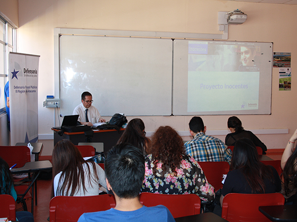 El defensor local jefe de Copiapó, Eugenio Navarro, presentó el "Proyecto Inocentes" ante alumnos de derecho de la Universidad de Atacama.