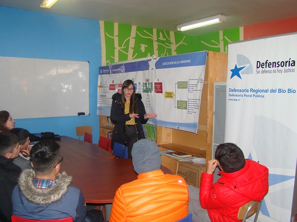 Un íntimo dialogo sostuvieron los jóvenes con los profesionales de la Defensoría Regional del Biobío. 