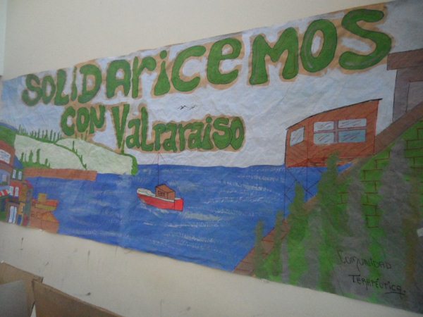 Este cartel fue pintado por los internos de la cárcel concesionada de Rancagua, para difundir su campaña solidaria.