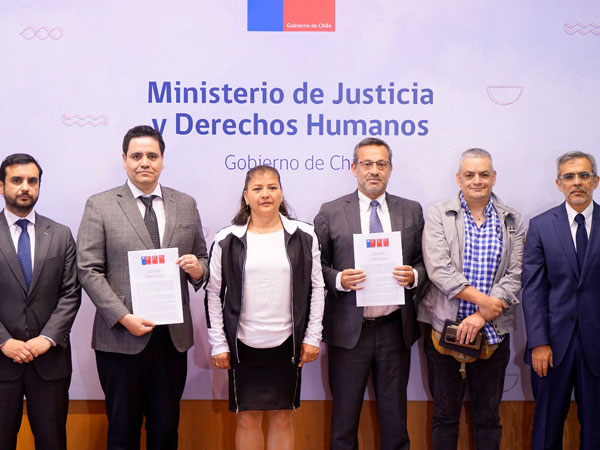 Las autoridades involucradas en la firma del convenio, junto a Julio Lorca y Felicinda Palma, ambos usuarios del "Proyecto Inocentes".