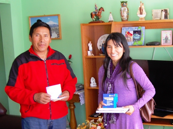 Andrea Mamani entregó una partida de folletos de la Defensoría al dirigente aymara Agustín Vilca.