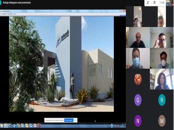 Un aspecto de la reunión virtual y de la imagen del nuevo edificio de la Defensoría en Alto Hospicio.