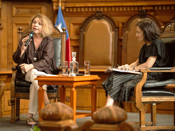 Una imagen del diálogo-ponencia entre Sonia Montecino (izquierda) y la ministra Andrea Muñoz.