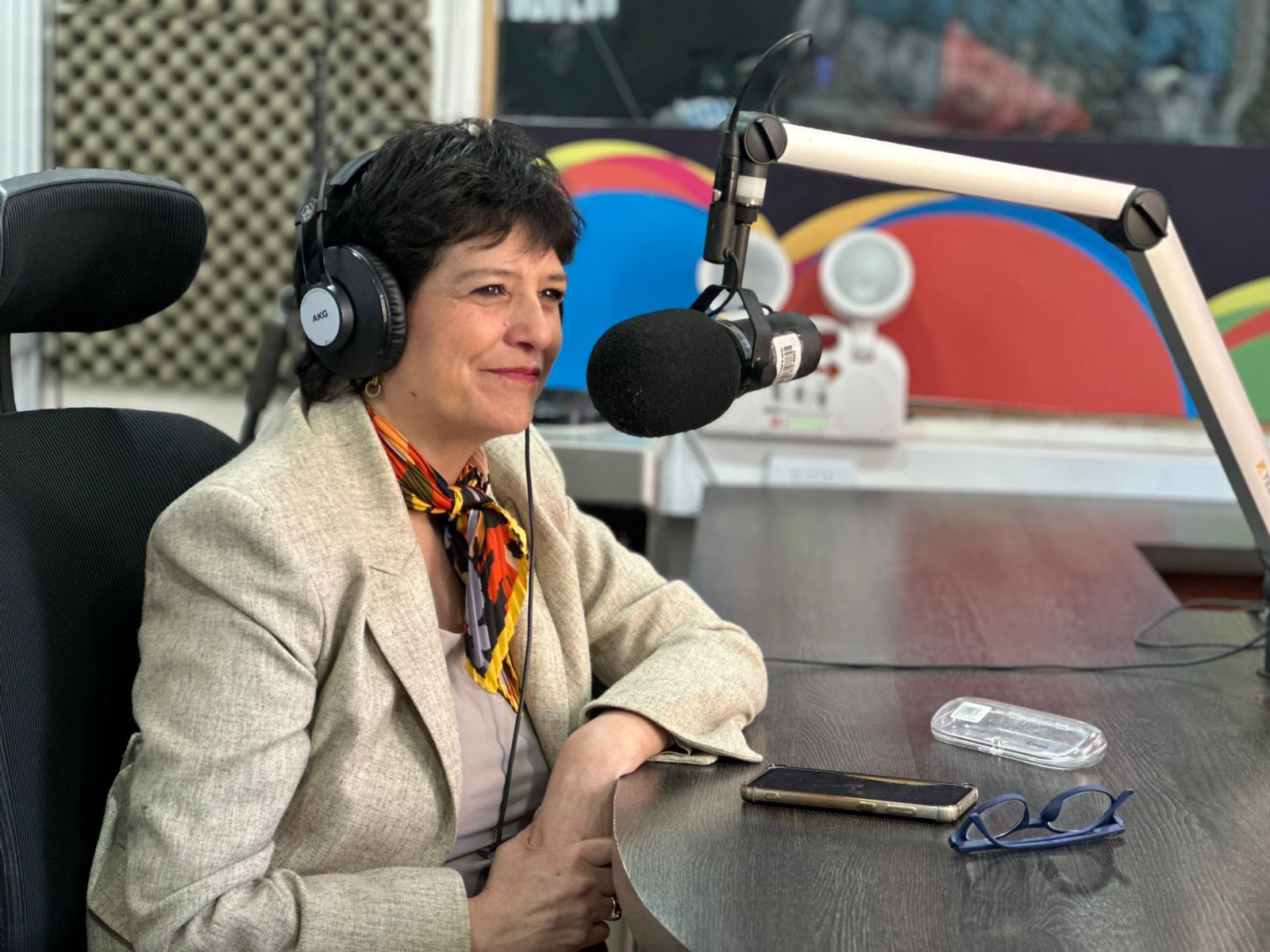 La Defensora Nacional durante la entrevista en radio "Municipal" de Iquique.