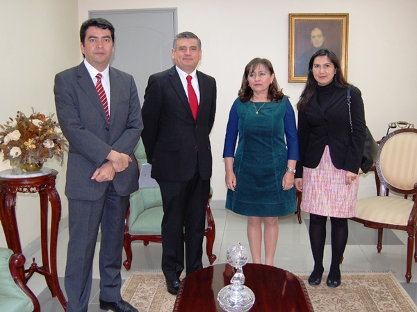 Al centro aparecen la presidenta de la Corte de Apelaciones de Iquique, ministra Mónica Olivares, junto a los directivos de la Defensoría Regional.