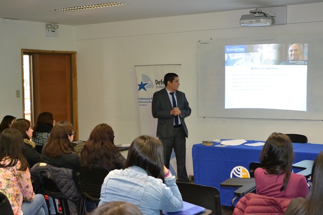El jefe regional de Estudios, Mario Quezada, exponiendo en Universidad Católica de Temuco sobre el "Proyecto Inocentes".