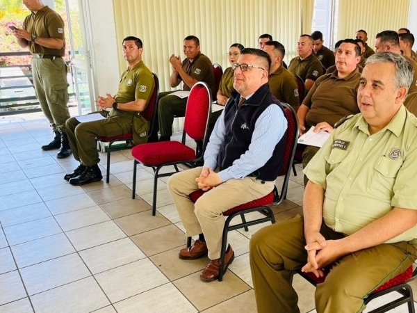 El Defensor Regional de Tarapacá y el grupo de funcionarios policiales que participó en el inicio del plan de capacitación.