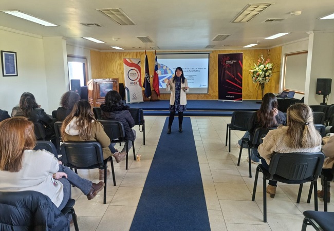 La jefa de Estudios de la Defensoría de Ñuble, Viviana Castel, expuso en la jornada convocada por la "Mesa intersectorial de migrantes". 