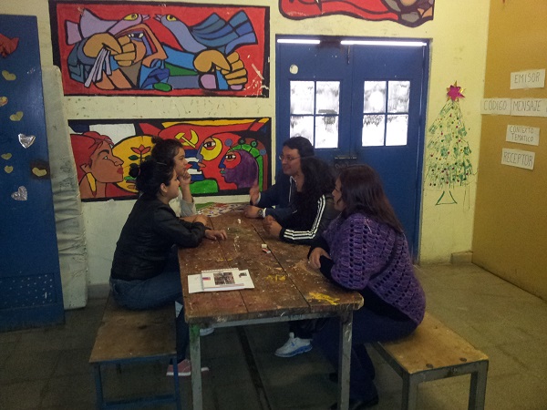 En la imagen de archivo, Carol González conversa con las jóvenes en el Centro Limache.