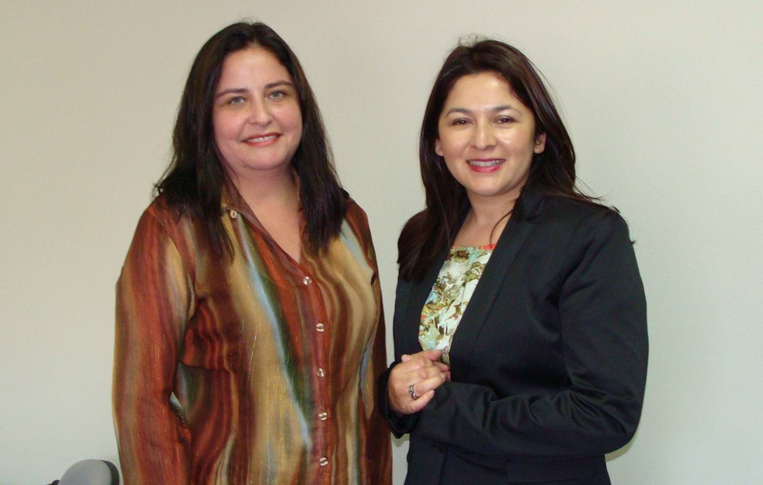 La nueva gobernadora de Antofagasta, Fabiola Rivero, junto a la Defensora Regional, Loreto Tapia.