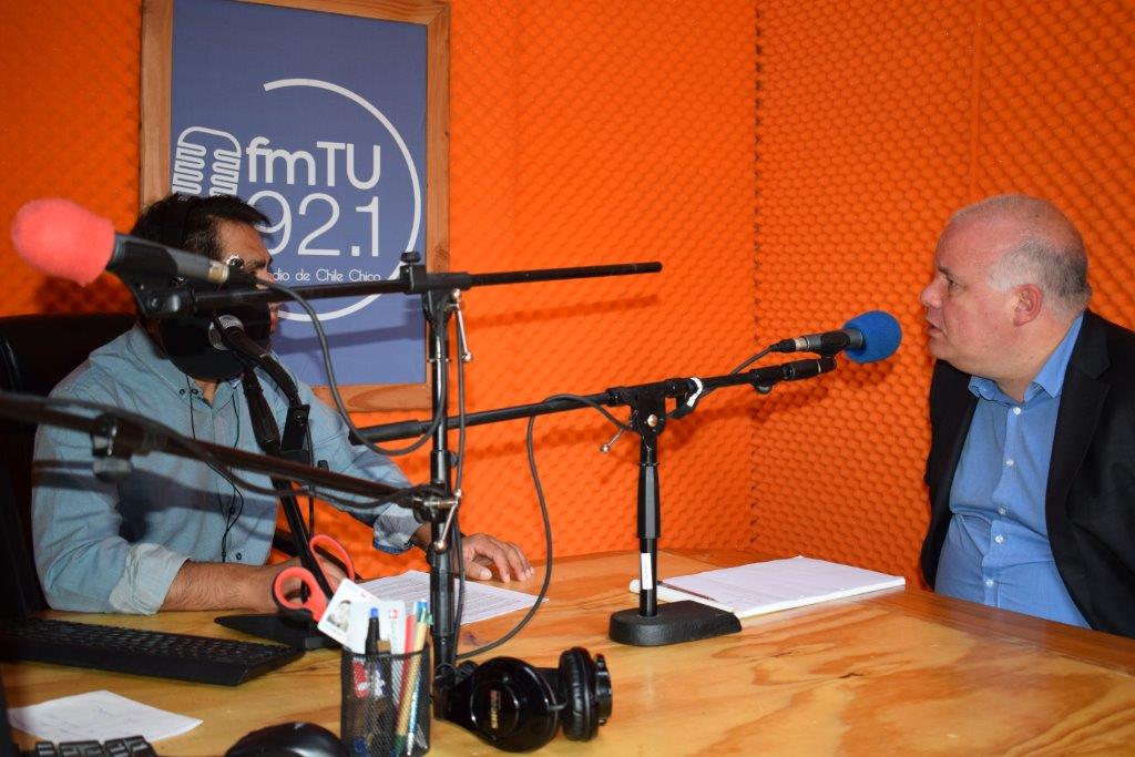 El Defensor Regional Jorge Moraga durante la entrevista en Radio "Tú" de Chile Chico.