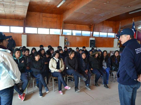 Atentos y ordenados, los jóvenes del Liceo de Colchane participaron en la charla de difusión de la Defensoría.