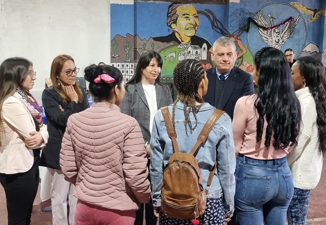 Cuatro mujeres migrantes privadas de libertad en la cárcel de Chillán conversaron con profesionales de la Defensoría Regional de Ñuble.