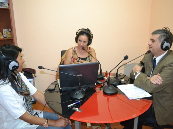 La conductora del programa matinal de Radio Santa Laura, en plena entrevista a los funcionarios de la Defensoría.