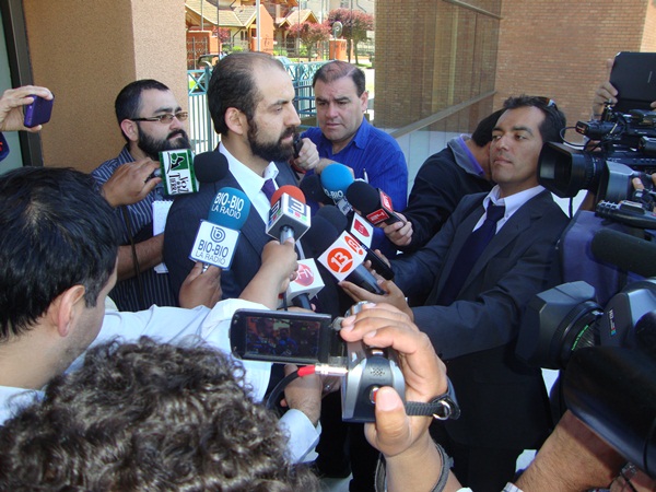 El defensor local jefe de Angol, Rodrigo Flores, a la salida de la audiencia de control de detención.