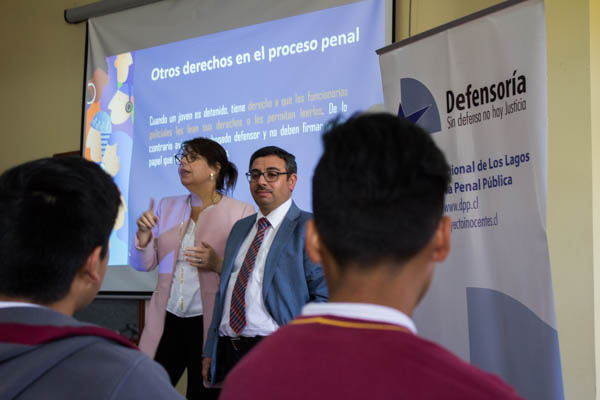 Los defensores públicos María Soledad Llorente y Rigoberto Marín dialogaron con los alumnos.