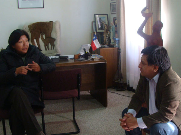 La alcaldesa de San Pedro de Atacama y el Defensor Regional (S) de Antofagasta durante la reunión.