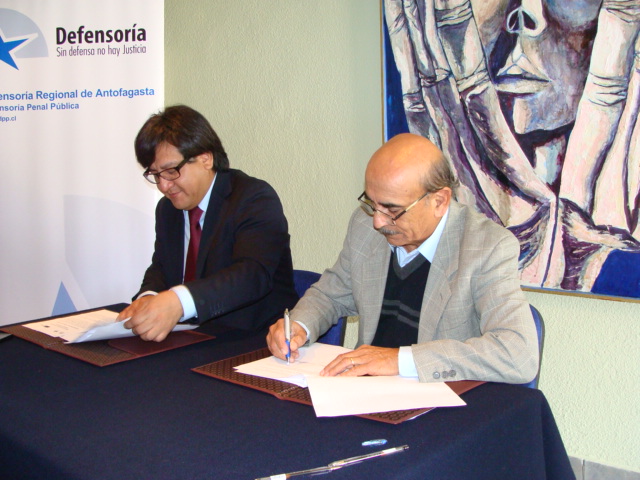 El Defensor Regional (S) de Antofagasta y el decano de Ciencias Sociales de la Universidad de Antofagasta firmaron el convenio.