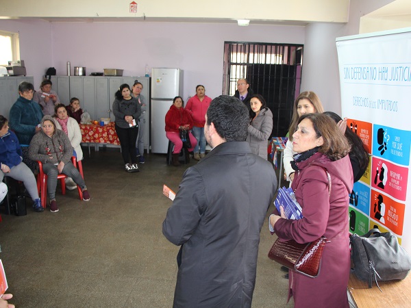 Las mujeres participaron activamente en el diálogo, dando cuenta de sus inquietudes y problemas a los profesionales de la Defensoría. 