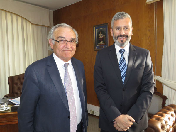 Durante la reunión con el Defensor Regional, Milton Juica (izquierda) felicitó el trabajo institucional en Atacama.