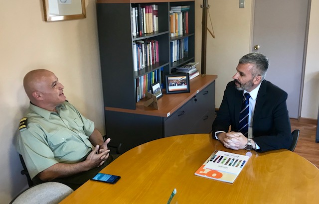 El Defensor Regional de Atacama, Raúl Palma Olivares, entregó la "Revista 93" y una publicación del "Proyecto Inocentes" al general Jorge Tobar. 