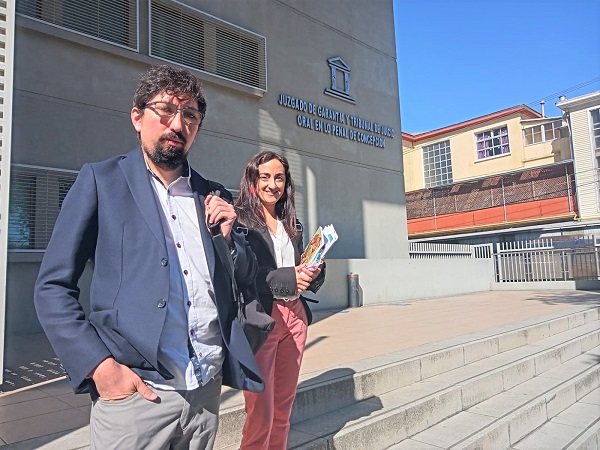 Los defensores públicos María Cristina Melgarejo y Javier Pereira al terminar la audiencia en el Tribunal Oral de Concepción.