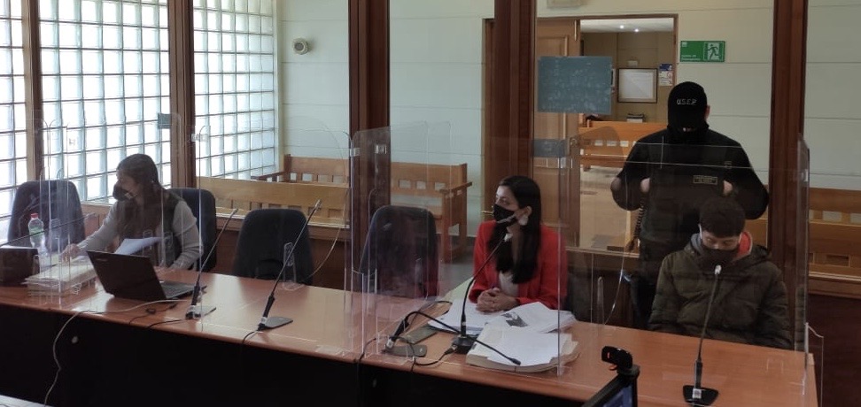 La defensora pública Náyade Cifuentes en el juicio oral semipresencial que se realiza en el Tribunal Oral de Copiapó.