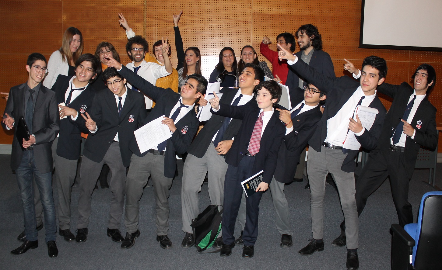 Alumnos de la Academia de Debate del Instituto Nacional participaron en juicios simulados, supervisados por defensores juveniles.