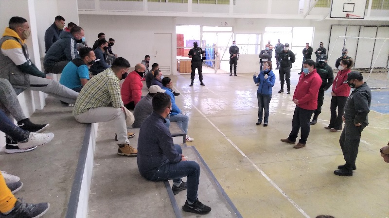 La Defensora Regional dialogó con las internas e internos en el gimnasio del penal serenense.